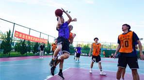 在教室里揉老师的胸动态图