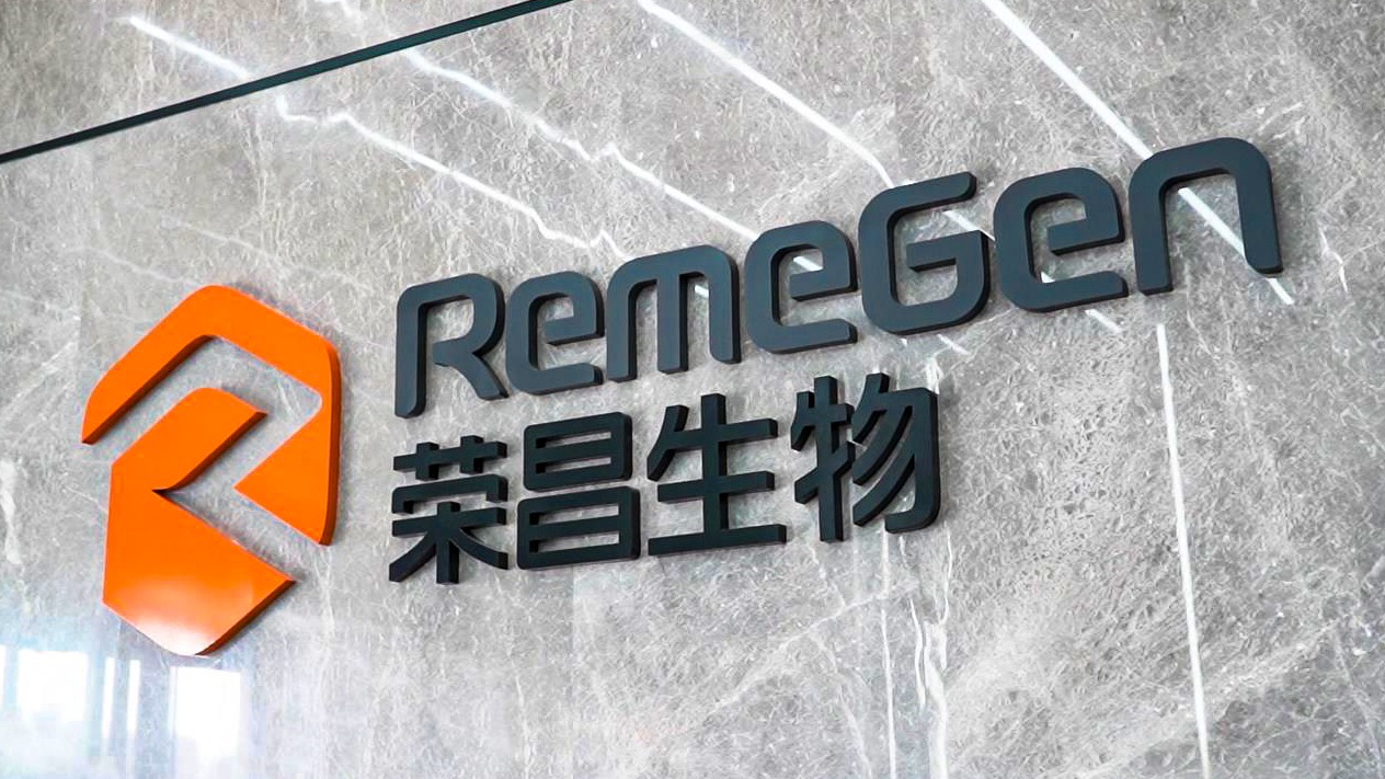 在教室里揉老师的胸动态图