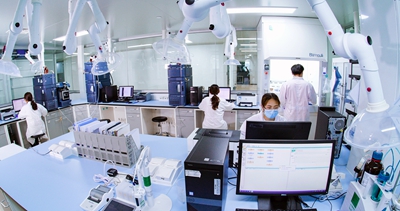 在教室里揉老师的胸动态图