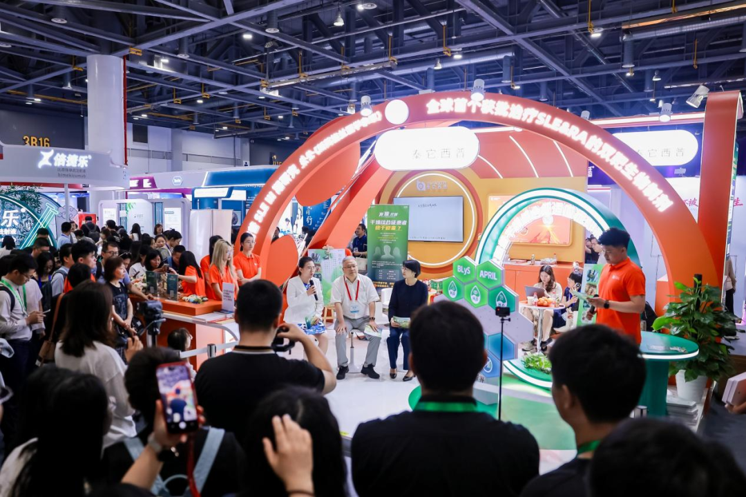在教室里揉老师的胸动态图