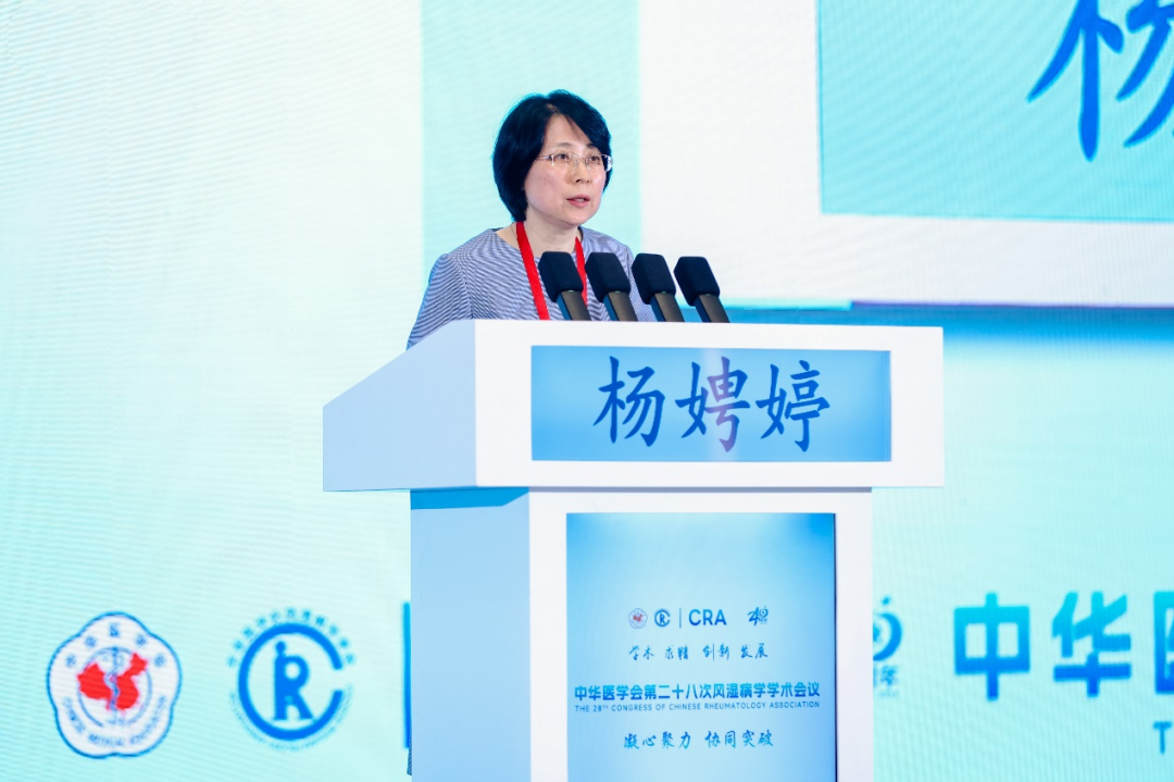 在教室里揉老师的胸动态图