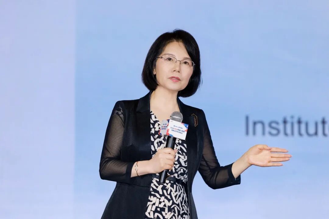在教室里揉老师的胸动态图
