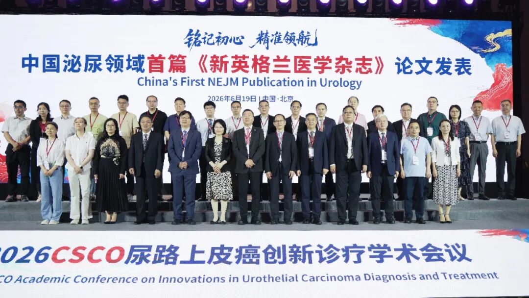 在教室里揉老师的胸动态图