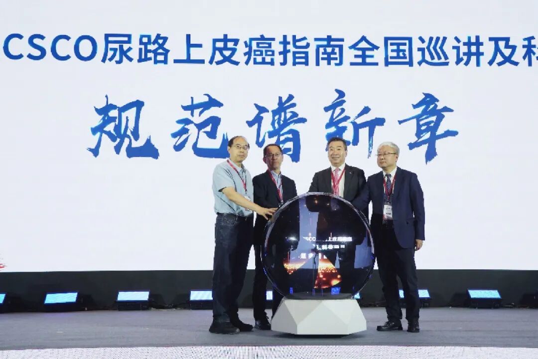在教室里揉老师的胸动态图