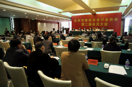 在教室里揉老师的胸动态图