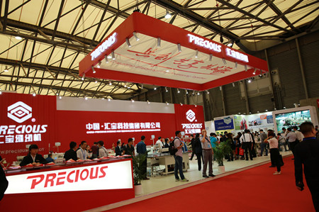 在教室里揉老师的胸动态图