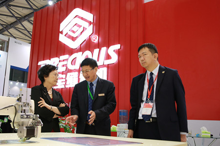 在教室里揉老师的胸动态图