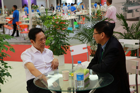 在教室里揉老师的胸动态图