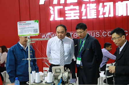 在教室里揉老师的胸动态图