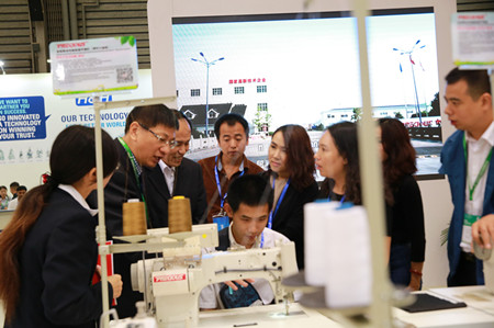 在教室里揉老师的胸动态图