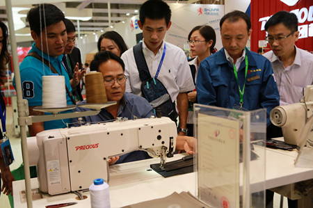 在教室里揉老师的胸动态图