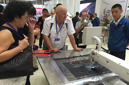 在教室里揉老师的胸动态图