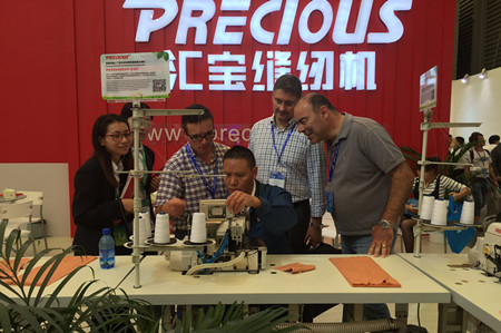 在教室里揉老师的胸动态图