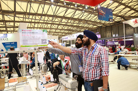 在教室里揉老师的胸动态图