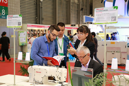 在教室里揉老师的胸动态图