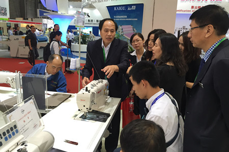 在教室里揉老师的胸动态图