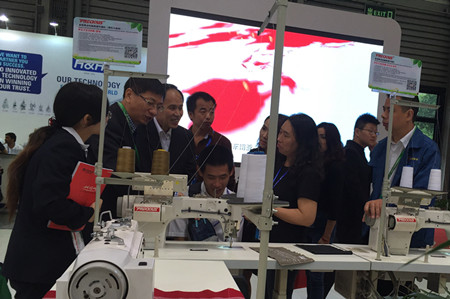 在教室里揉老师的胸动态图