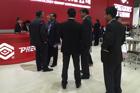 在教室里揉老师的胸动态图