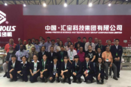 在教室里揉老师的胸动态图