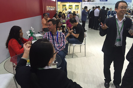 在教室里揉老师的胸动态图