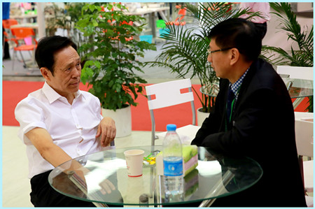 在教室里揉老师的胸动态图