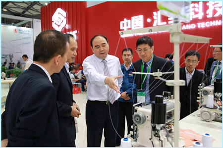 在教室里揉老师的胸动态图