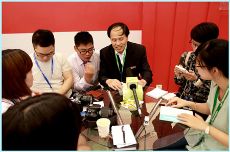 在教室里揉老师的胸动态图