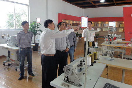 在教室里揉老师的胸动态图