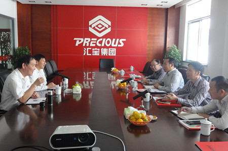 在教室里揉老师的胸动态图