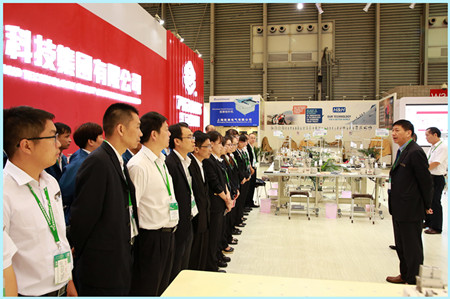 在教室里揉老师的胸动态图