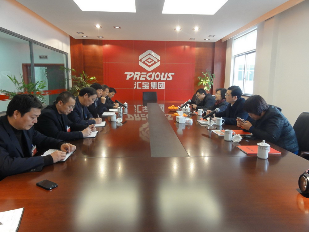 在教室里揉老师的胸动态图