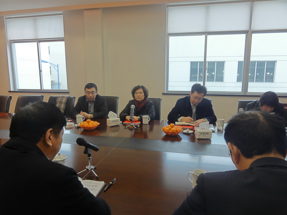 在教室里揉老师的胸动态图