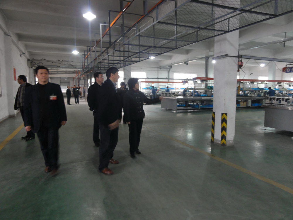 在教室里揉老师的胸动态图