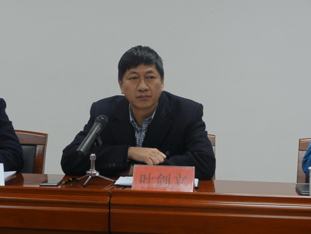 在教室里揉老师的胸动态图