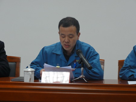 在教室里揉老师的胸动态图