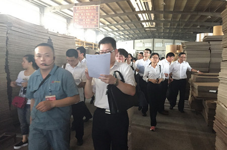 在教室里揉老师的胸动态图