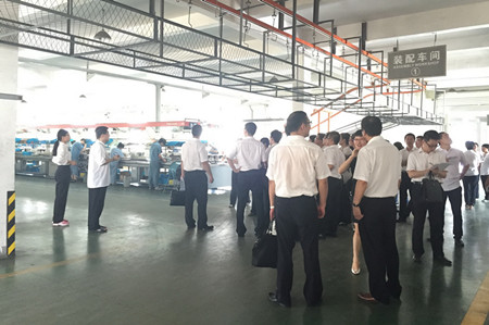 在教室里揉老师的胸动态图