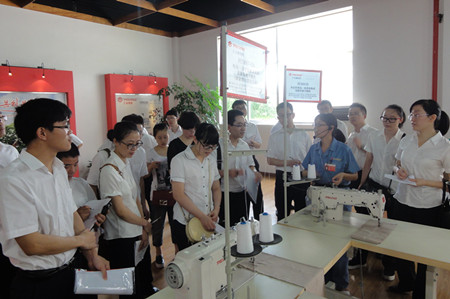 在教室里揉老师的胸动态图