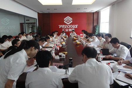 在教室里揉老师的胸动态图