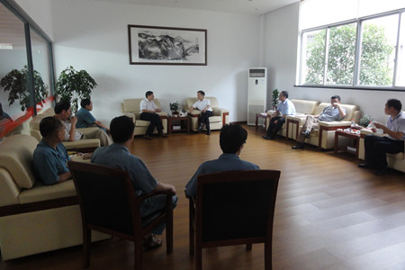 在教室里揉老师的胸动态图