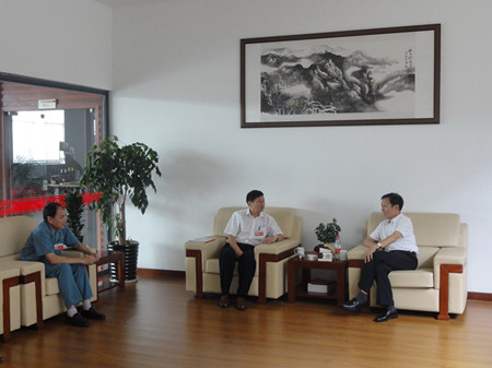 在教室里揉老师的胸动态图