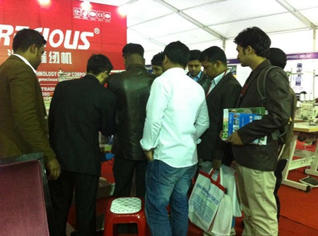 在教室里揉老师的胸动态图