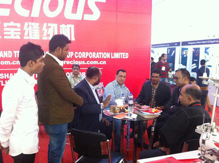 在教室里揉老师的胸动态图