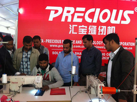 在教室里揉老师的胸动态图