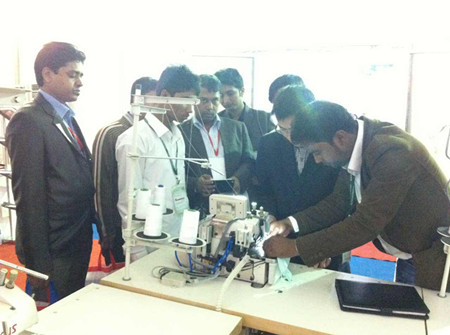 在教室里揉老师的胸动态图