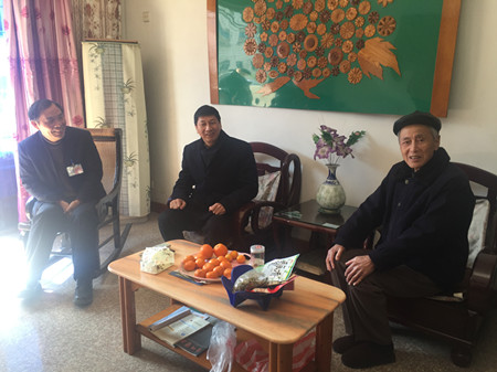 在教室里揉老师的胸动态图