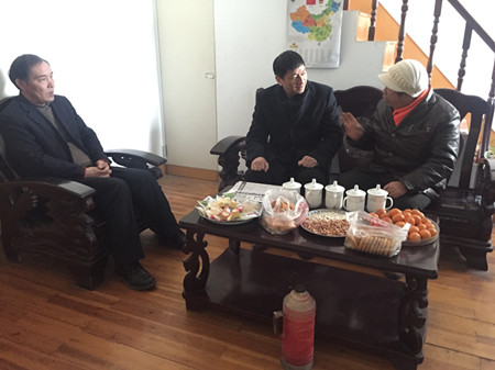 在教室里揉老师的胸动态图