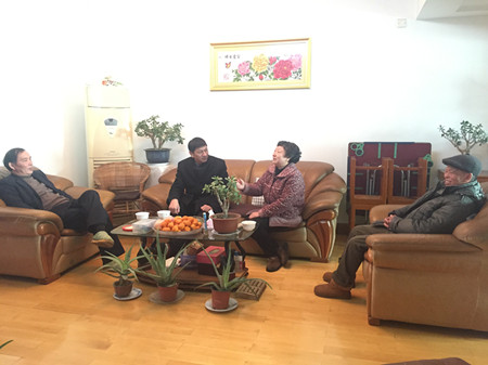 在教室里揉老师的胸动态图