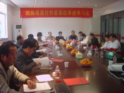 在教室里揉老师的胸动态图