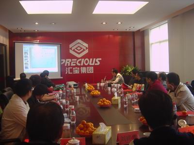 在教室里揉老师的胸动态图